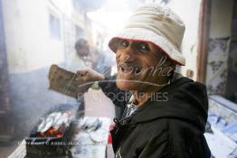 Image du Maroc Professionnelle de  Sur la photo Driss Ben Mohamed raconte que les sardines grillées constituent la base de la nourriture des résidents de la ville de Safi, le 29 Novembre 2006.  (Photo / Abdeljalil Bounhar)

 